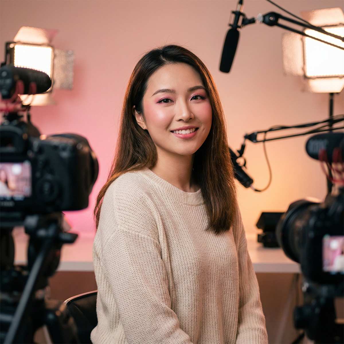 黄色仓库创作者甜心小雅